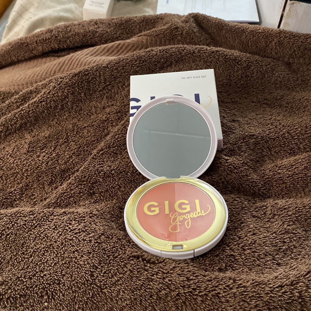 Gigi Gorgeous dual blusher kit. (Can use for contouring, also).